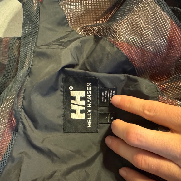 Experience warmth with Helly Hansen's vibrant red and charcoal jacket. Ideal for - Picture 11 of 12